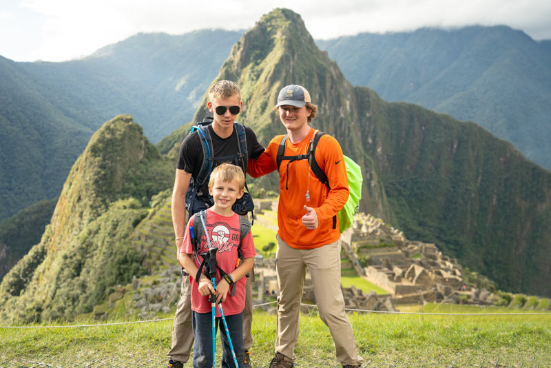 Classic photo of foreign siblings in Machu Picchu