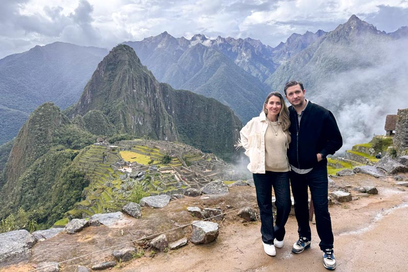 Casal de turistas percorrendo o circuito panorâmico de Machu Picchu