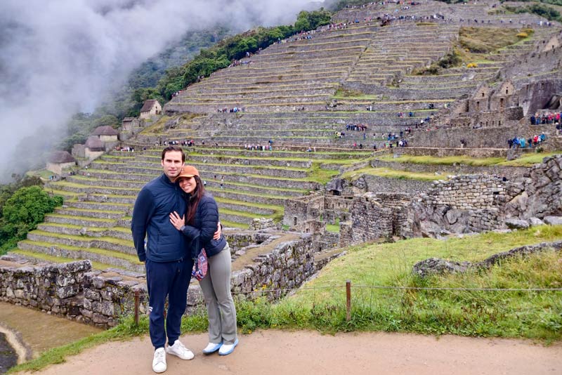 Pareja de turistas visitando Machu Picchu