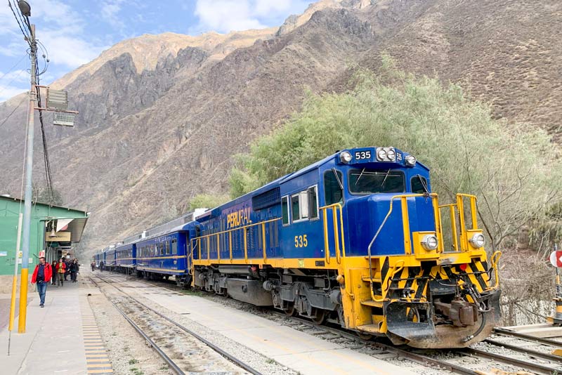 Trem PeruRail na estação de Ollantaytambo