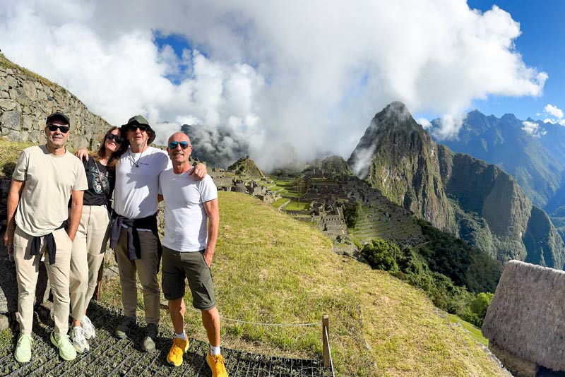 Turistas recorriendo el circuito 3 de Machu Picchu