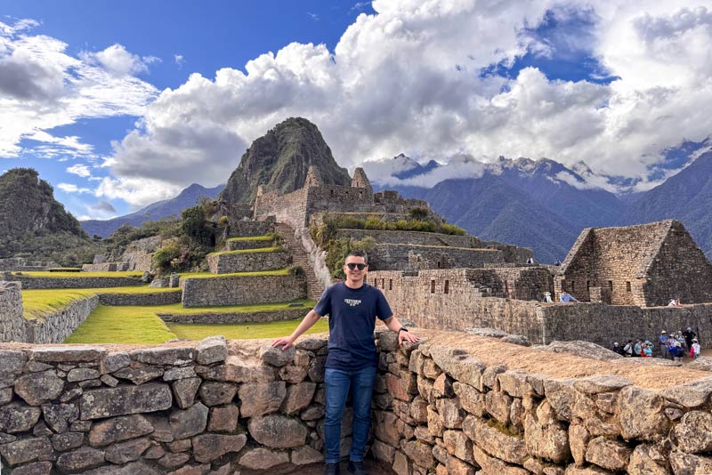 Turista visitando a parte baixa de Machu Picchu