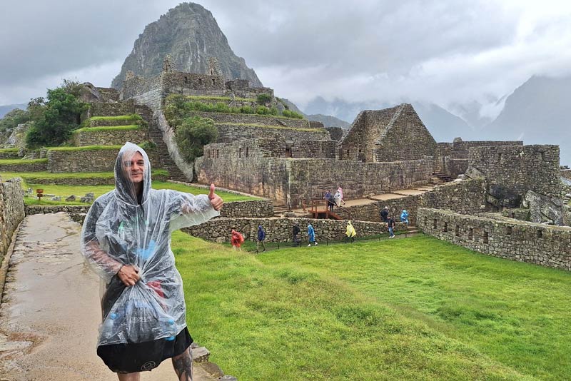 Turista recorriendo Machu Picchu en temporada de lluvias