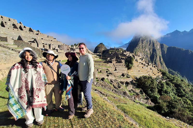 Visitantes terminando el recorrido 3 en Machu Picchu