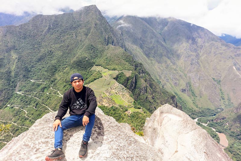 Visitante no topo da montanha Huayna Picchu