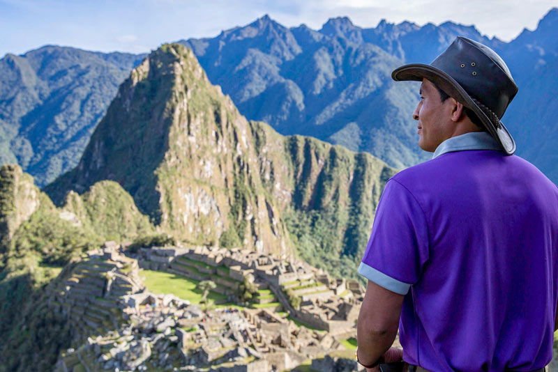Visitante contemplando las construcciones de Machu Picchu
