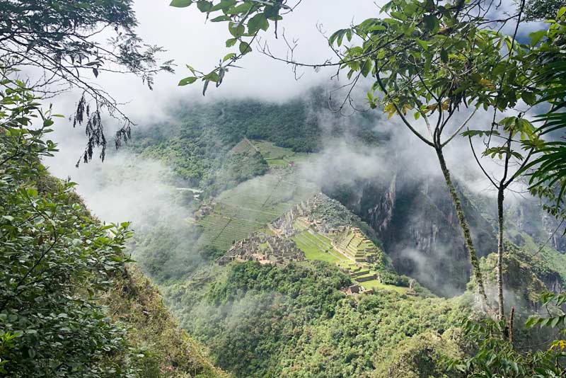 Vista da cidadela de Machu Picchu a partir do caminho para Huayna Picchu