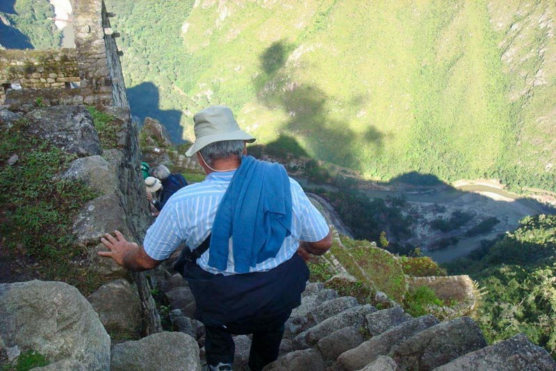 Adulto mayor descendiendo por las escaleras de la muerte - Huayna Picchu