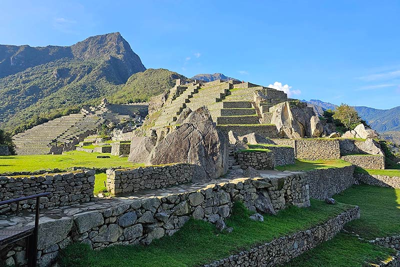 Turista observando las construcciones de la ciudadela de Machu Picchu