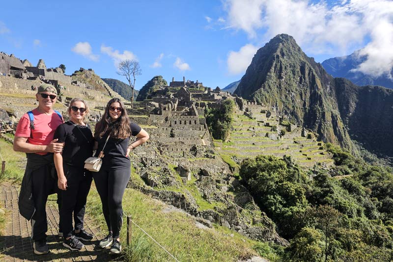 Família de turistas terminando o passeio em Machu Picchu