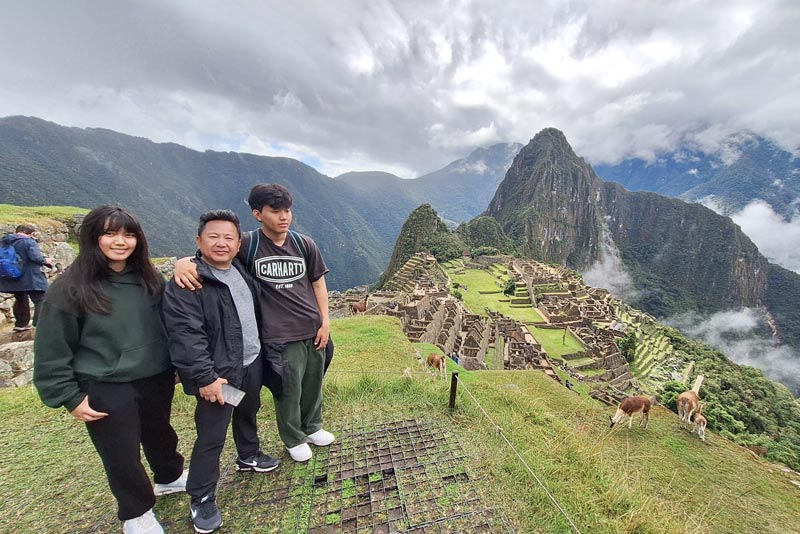 Família de visitantes em Machu Picchu