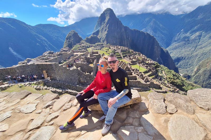 Casal de turistas em Machu Picchu
