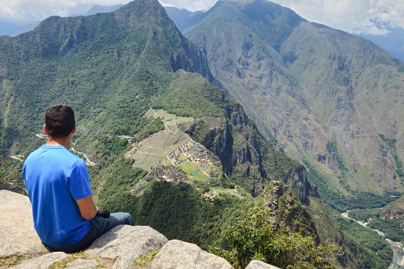 Visitante observando do topo de Huayna Picchu
