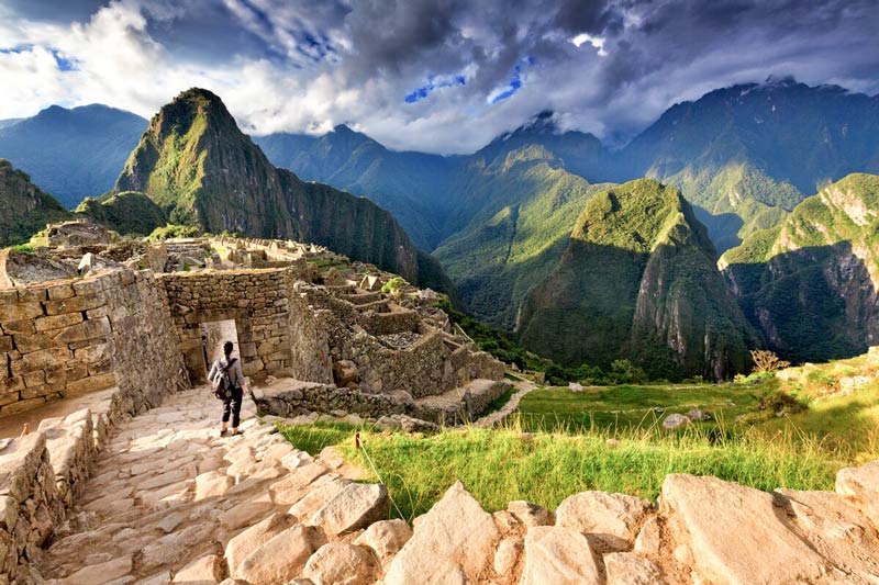 Visitante entrando na cidadela inca de Machu Picchu
