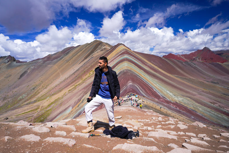 Turista no topo da Rainbow Mountain