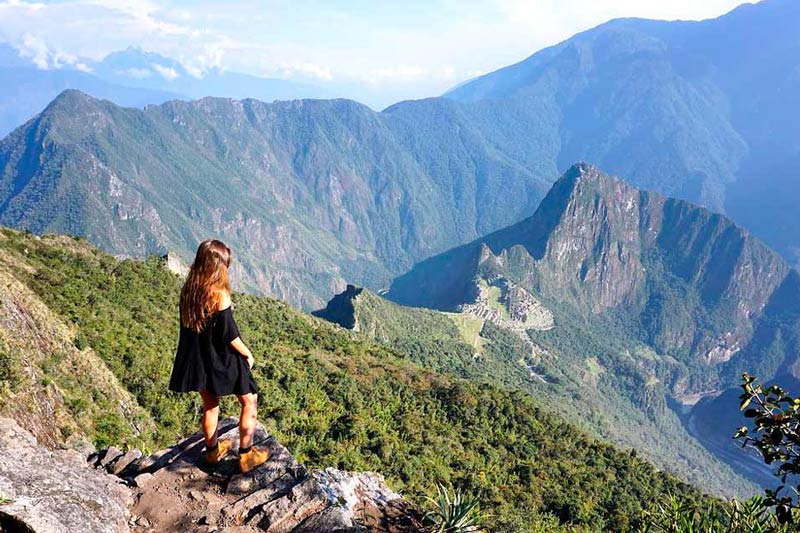 Turista observando a cidadela de Machu Picchu