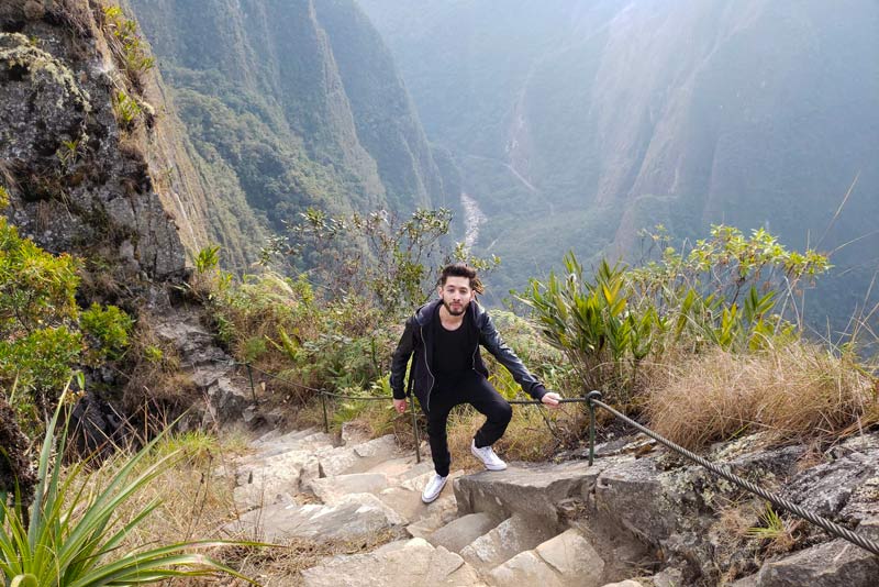 Turista escalando a montanha Huayna Picchu