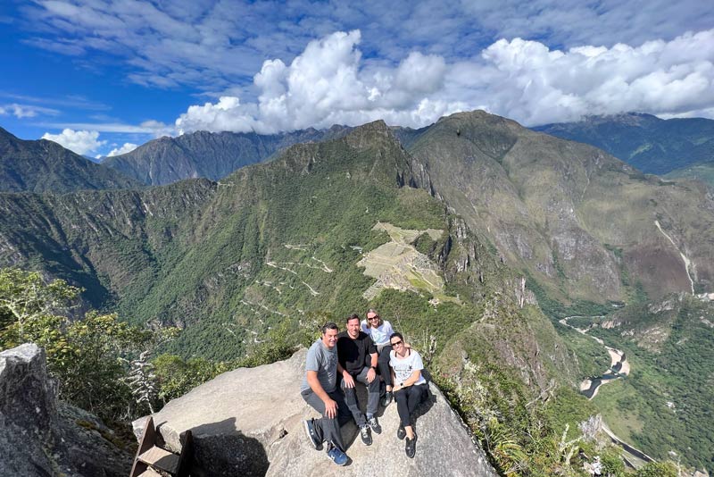 Turistas no topo da montanha Huayna Picchu