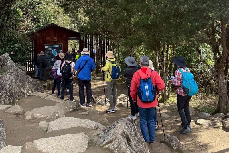 Turistas en la puerta de ingreso a la Montaña Huayna Picchu