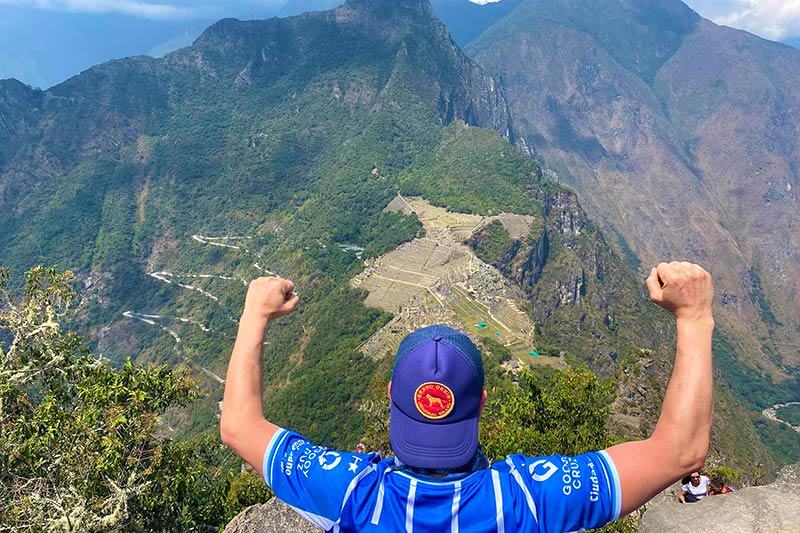 Tourist auf dem Gipfel des Huayna Picchu