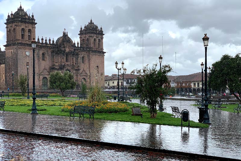 Plaza de Armas de Cusco bajo la lluvia